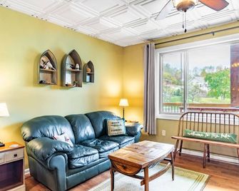 Lynchburg's Best-Kept Secret: A Unique Rental with Private Dock and Open Water Views - Lynchburg - Sala de estar