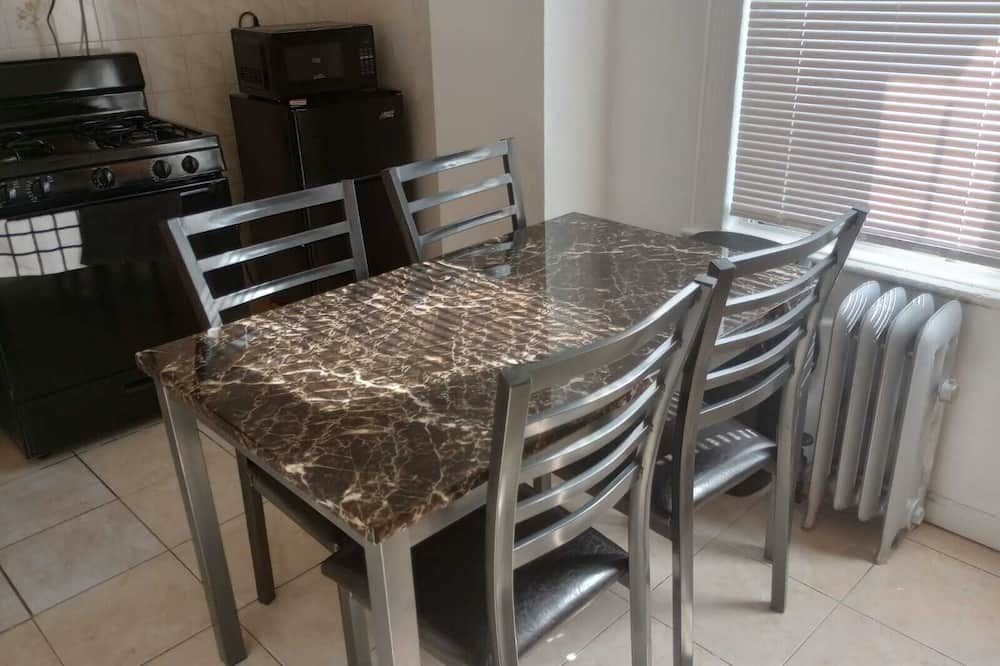 Clean and comfortable entirely apartment near JFK, Family oriented. - קווינס - חדר אוכל