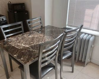 Clean and comfortable entirely apartment near JFK, Family oriented. - Queens - Comedor