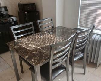 Clean and comfortable entirely apartment near JFK, Family oriented. - קווינס - חדר אוכל