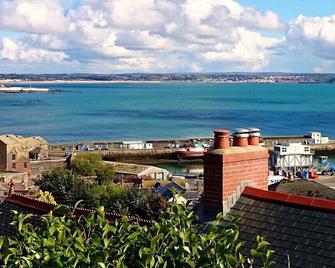 Delightful quiet space, very close to the town & promenade. - Penzance