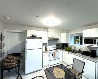 Charming 2 BR 1BA Basement suit in White Rock with WiFi - White Rock - Cocina