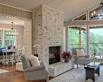 Stunning Modern Rustic Lake Retreat Prvt Boat Slip - Cullowhee - Living room