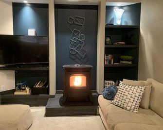 Direct Lake Michigan Pentwater Home - Pentwater - Living room