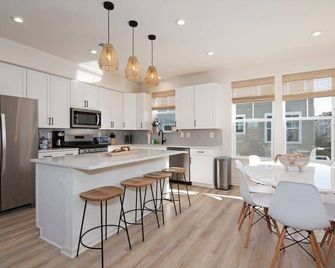 New Intown Waterfront Townhome wPool & Location - Cambridge - Keuken