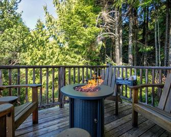 Seabrook Cabin- Private Hot Tub, Indoor & Outdoor Fires, 10 min. walk to town - Pacific Beach - Balcón