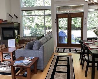Forest Hideaway by the Ocean - Parksville - Living room