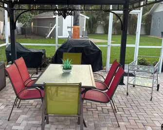 New Guesthouse with Pool in Palm Harbor - Palm Harbor - Innenhof