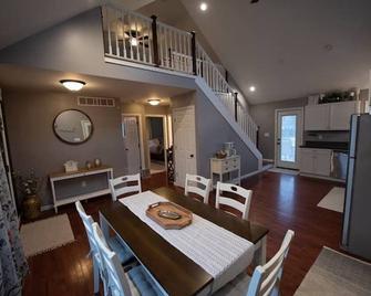 The Loft Haus 7 Minutes to Downtown Frankenmuth! Accross from the Cass River! - Vassar - Dining room