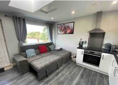 Forest View Cottage & Private Hot tub - Ringsend - Living room