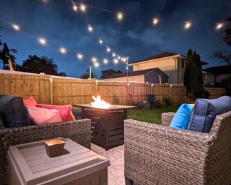 The Jewel of The Cove - Historic Coastal Retreat - New Haven - Patio