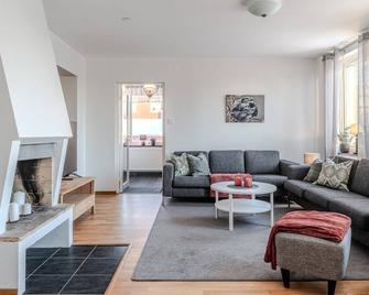 Guestly Homes - 3br City Charm - Pitea - Obývací pokoj