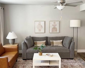 Beautiful Townhouse Retreat walking distance to shakes! - Garden City - Sala de estar
