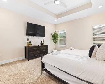 Spacious Modern Chic 5BR Home in Dallas - 9 Beds! - Dallas - Bedroom