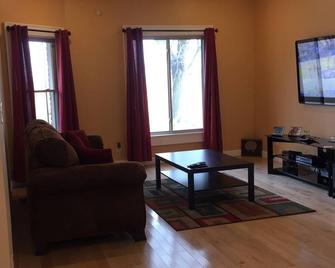 A Beautiful renovated home in North Corktown - Detroit - Living room