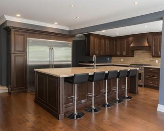 Luxury home 4BR, Pool, & 5 Mins to 401 - Whitby - Kitchen