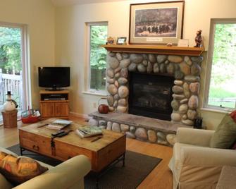Hiking to Good Harbor Beach. 20 acre paradise. - Maple City - Living room