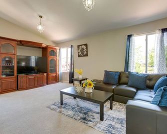 Spacious Aurora Home 20 Mi to Downtown Denver! - Aurora - Sala de estar