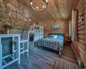 Rendezvous Lodge - A secluded, western getaway in the beautiful Wapiti Valley. - Wapiti - Bedroom