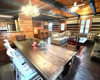 All Seasons Cabin in Sasquatch Resort on Hemlock mountain! - Agassiz - Dining room
