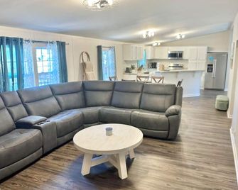 Refuge by Southern Oaks. Charming 3 bed 2 bath. Very close to Lake Murray! - Gilbert - Sala de estar