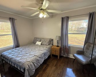 Cozy 1 Bedroom Bungalow - Charlotte