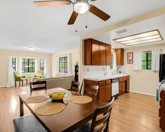 Cozy place in quaint, fun city - Sierra Madre - Dining room