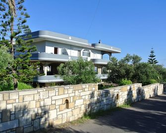 Traditional Villa with Apartements in Olive Grove - Kissamos - Gebäude