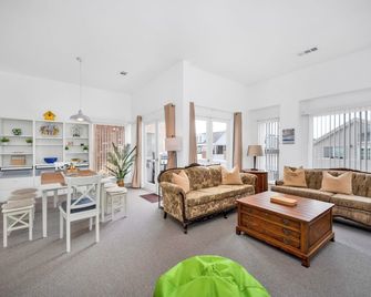 Quiet Newport Home with 2 Kings, Office, Short Walk to Ocean - Newport Beach - Soggiorno