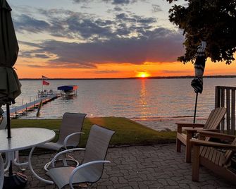 Lake Missaukee with Dock, Hoist, Sandy Beach and Fabulous Sunsets - 2 Bath - Lake City - Patio