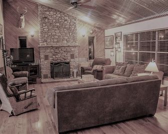 Panoramic Country Views ~ Wildlife ~ Butterflies & Birds ~ Star-gazing ~ Hiking - Leakey - Living room