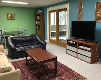 Cheerful, comfortable home in quiet lush area, 15 min from Washington DC - McLean - Living room