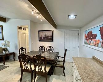 Entire Beautiful Wheeling Home!!! - Wheeling - Dining room