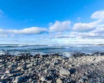 Walkable cottage with sun porch, full kitchen - near beach & town - Seaside - Beach