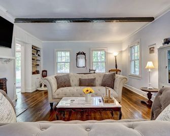 Historic Home w/hot tub, steps from everything! - Southern Pines - Living room