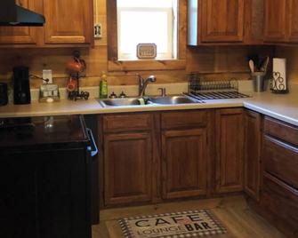 Charming 2-bedroom cottage in amazing Morristown with AC, WiFi - Ogdensburg - Kitchen