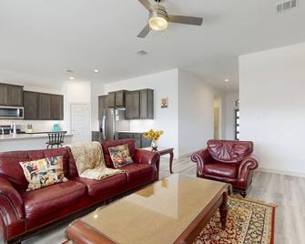 Comfortable, spacious home close to shopping in a quiet neighborhood - League City - Obývací pokoj