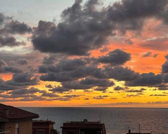 Rome W/ Seaview-Newly Remodeled, Spacious, Comfortable, Clean, Wifi, Freeparking - Pomezia