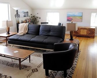 Private 2nd Floor apartment on 4 acres across the street from Clear Lake. - Lakeport - Obývací pokoj