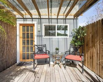 Adorable Modern Studio East - 10 Minutes To The Beach And 5 Minutes To Downtown - St. Petersburg - Patio