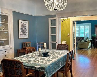 Hutchins House in Beautiful Downtown Lodi - Lodi - Dining room