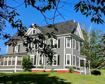 81JR private 2 bedrooms and 1 bathroom in grand Victorian home in the heart of the Whiite Mountains! - Whitefield - Budova