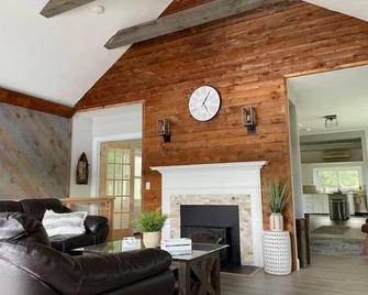 Waterfront Lake house near Gillette Stadium and central to Boston and Providence - Wrentham - Living room