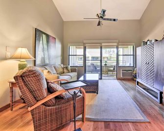 Lanai & Steps to Beach! Stunning South Maui Condo - Kīhei - Living room