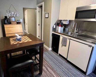 Central Farmhouse-Style Micro Apartment - Lethbridge - Kitchen