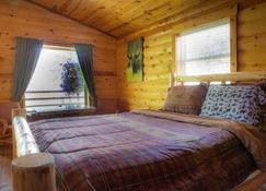 Summit Mountain Lodge - East Glacier Park - Bedroom