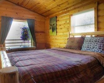 Summit Mountain Lodge - East Glacier Park - Bedroom