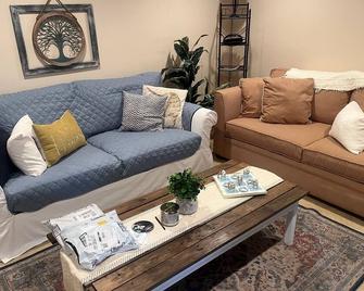 Private Cozy Basement Apartment - Arnold - Living room