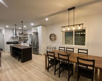 Family cabin sleeps 10 w/ hot tub, games room & mountain views - 2 mins to base - Agassiz - Dining room