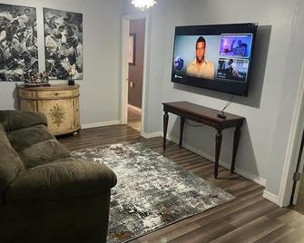 A private section of our home that will feel like your personal haven. - Belleview - Sala de estar